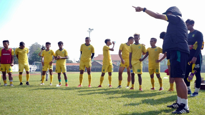 Pelatih Persebaya Surabaya Aji Santoso tak garansi pemain jadi starting line up