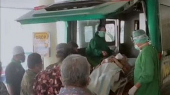 Ketum MUI KH Miftachul Akhyar Dirawat di RSI Surabaya, Gegara Kecelakaan di Tol Semarang-Solo  Ambulans yang membawa Ketua Umum Majelis Ulama Indonesia (MUI) KH