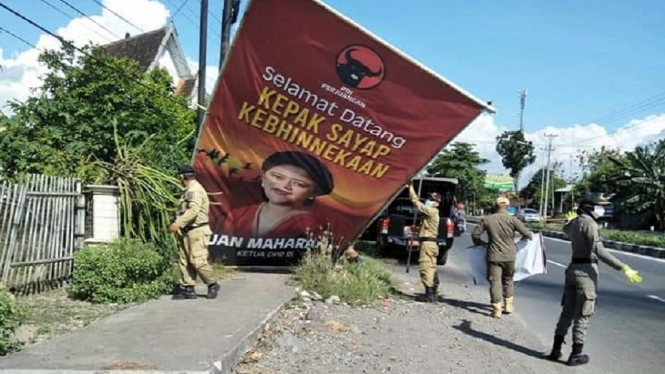 Beredar Foto Petugas Satpol PP Mencopot Baliho Puan Maharani Berukuran Besar (Foto Twitter)