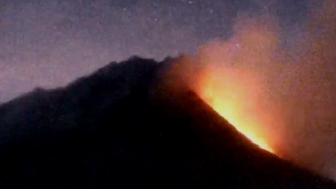 Aktivitas Gunung Merapi yang terus meluncurkan awan panas dan guguran lava pijar sejauk 2 kilometer ke arah barat daya ( Foto: Effendi Rois/ANTV)