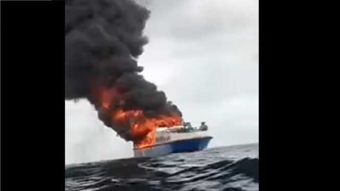 Video Detik-detik Kapal Terbakar di Tengah Lautan, Netizen: Innalillahi... (Foto Tangkap Layar Video Instagram)