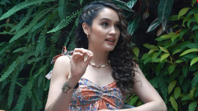 Biasa Tepat Waktu, Cinta Laura Merasa Bersalah saat Telat Datang ke Rumah Denny Sumargo (Foto: YouTube/Curhat Bang Denny Sumargo)