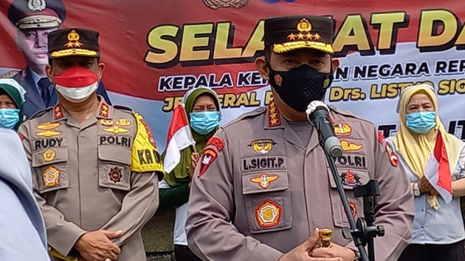 Tinjau Kegiatan Buruh di Banten, Kapolri Akan Perkuat Akselerasi Vaksinasi di Wilayah Aglomerasi (Foto Humas Polri)