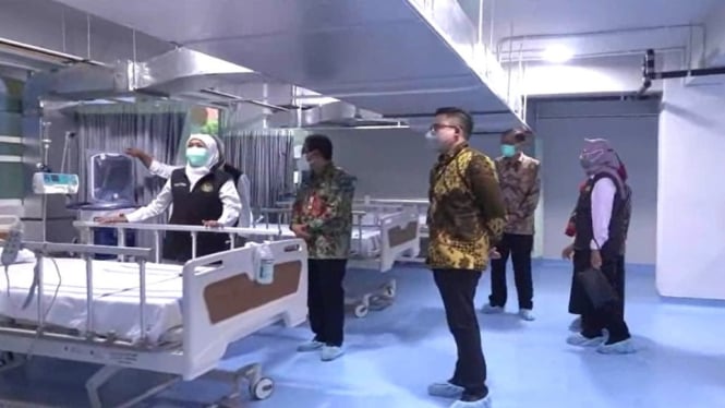 Gubernur Jawa Timur Khofifah Indar Parawangsa sedang meninjau ruang isolasi khusus pasien Covid-19 di RSUD Dokter Soetomo, Surabaya.( Foto: Sandi Irwanto/Antv)
