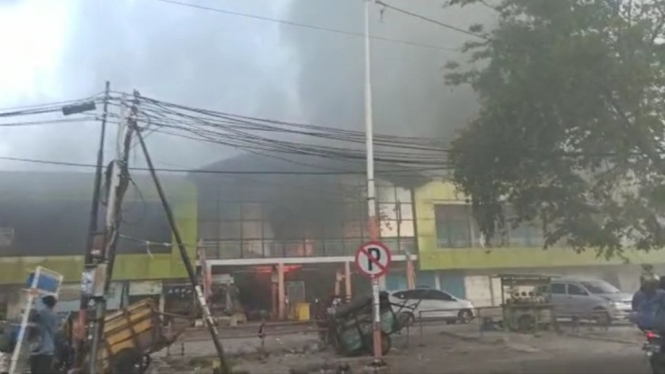 Pasar Kembang Surabaya Terbakar, 70 Persen Bangunan di Lantai 2 Gosong Jadi Arang (Foto RRI)
