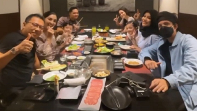 Anang Hermansyah makan malam bersama keluarga. (Foto: Instagram Stories @attahalilintar)
