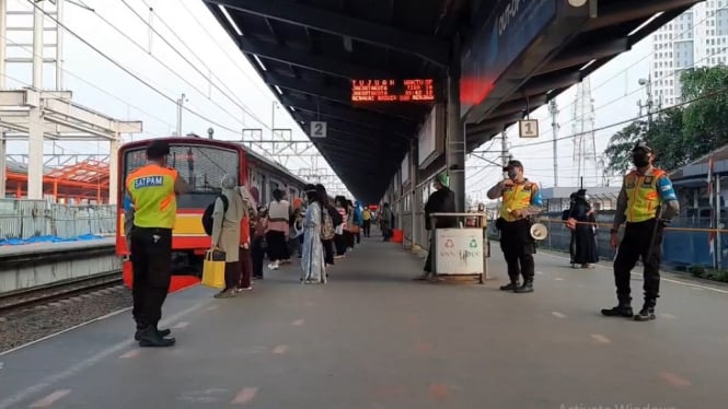 PENUMPANG KRL BEKASI