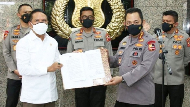 Kapolri Jenderal Pol Listyo Sigit Prabowo serahkan Surat Ijin Liga 1 kepada Menpora Zainudin Amali