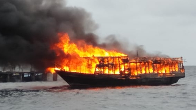 Sebuah kapal pengangkut bbm terbakar di lepas pantai Pulau Banda Neira, Maluku Tengah.  ( Foto : Christ Belseran/ANTV)