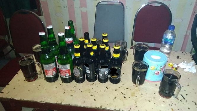 Dua Oknum Satpol PP Surabaya Diduga Mabuk dan Pukul Warga di Tempat Karaoke (Foto Miras di Ruang Karaoke-Instagram)