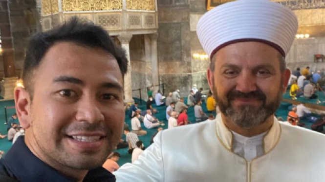 Sambangi Masjid Hagia Sophia, Raffi Ahmad Foto Bareng Imam Besar Turki (Foto: Instagram)