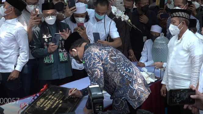 Anies menandatangani prasasti pembangunan masjid At-Tabayyun Taman Vila Meruya, Jakarta Barat. ( Foto: Johannes Bosko/ANTV)