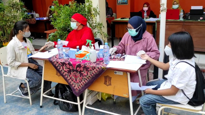 Sejumlah siswa sedang menjalani vaksinasi Covid-19 sebagai syarat utama dibukanya pembelajaran tatap muka di Kota Surabaya. ( Foto: Zainal Azhari/ANTV)