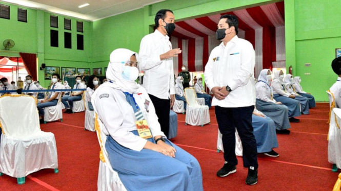 Dampingi Jokowi Tinjau Vaksinasi di SMA 2 Bandar Lampung, Erick Thohir Ajak Masyarakat Segera Vaksinasi dan Jaga Prokes (Foto Istimewa)