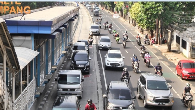 Suasana arus lalu lintas di kawasan Mampang Prapatan, Jakarta Selatan. (ANTV/ Mahendra Dewanata)