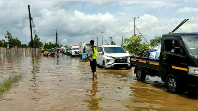 Banjir sebabkan kemacetan panjang di Jalan Poros Tengah, Kalteng. (ANTV/ Agung Supriyanto)