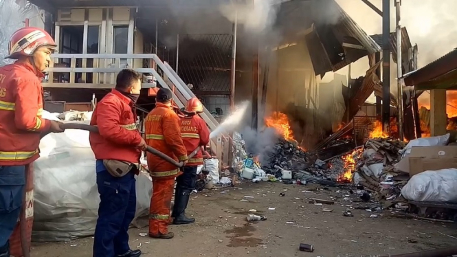 Kebakaran Hebat Menerjang Lapak Barang Bekas di Belakang Pasar Cibodas (Foto antvklik-Kusnaedi)