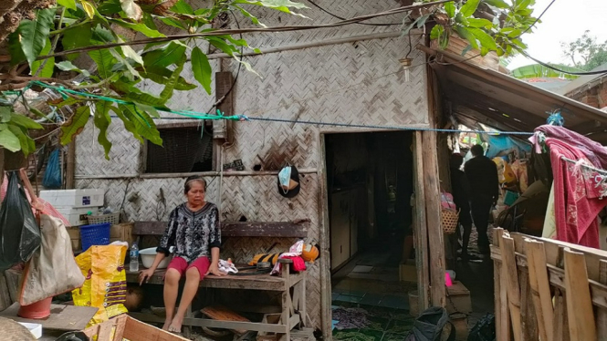 Ironi Rumah Gubug di Pusat Kota Indramayu yang Dihuni Pasutri Jompo (Foto antvklik-Opih)