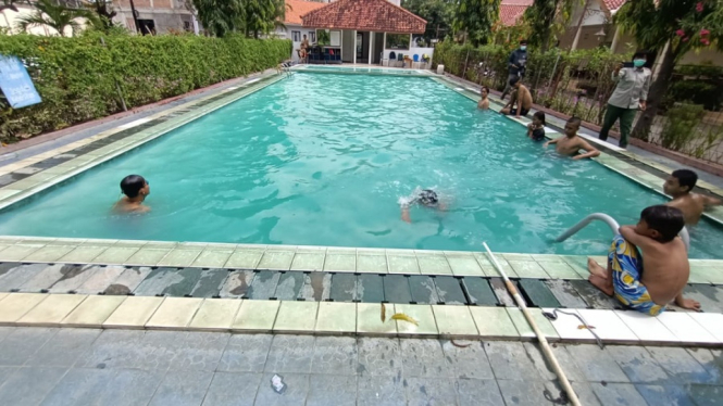 Terungkap, Atlet Renang Disabilitas Indramayu Latihan di Kolam Renang Umum (Foto antvklik-Opih)