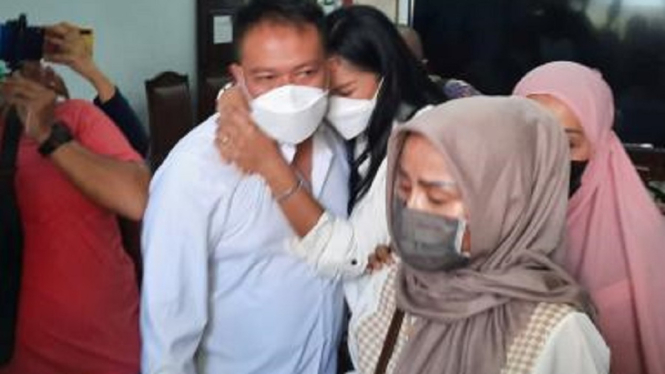 Video Kalina Oktarani Menangis saat Vicky Prasetyo Divonis 4 Bulan Penjara (Foto Tangkap Layar)