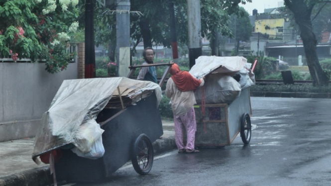 Manusia gerobak di jalan Latuharhari (antv / Mahendra Dewanata)