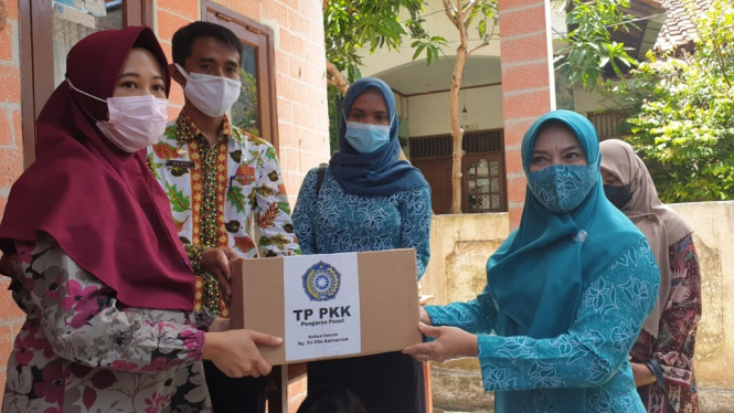 TP PKK Pusat Telah Salurkan 10 Ribu Paket Sembako dan Gencar Sosialisasi Prokes 5M Serta Dukung Program Vaksinasi (Foto Puspen Kemendagri)