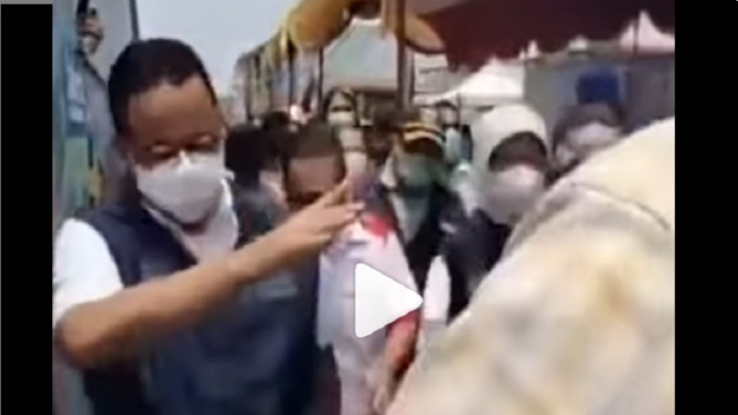 Inilah Video Detik-Detik Anies Baswedan Kejebur ke Got saat Menyapa Warga (Foto Tangkap Layar Video Instagram)