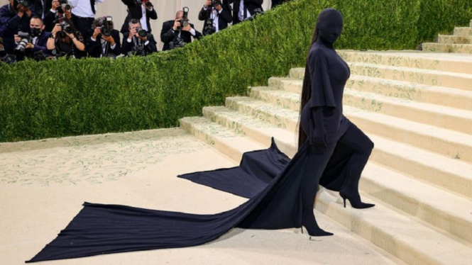 Tampil Nyentrik di Met Gala 2021, Kim Kardashian Pakai Baju Rancangan Kanye West (Foto: Getty Images)