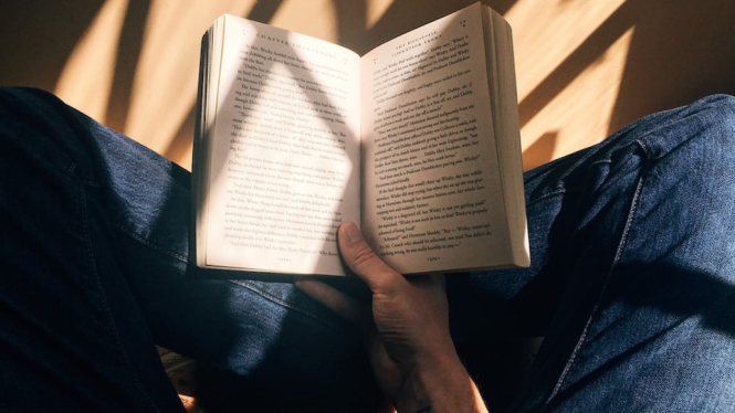Studi Terbaru: Membaca Buku Dapat Memperpanjang Umur