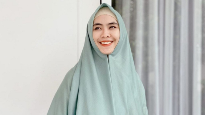 Cerita Awal Mula Oki Setiana Dewi Memutuskan Pakai Hijab saat Usia 16 Tahun (Foto: Instagram)