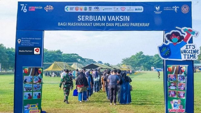 VIVA dan Kemenparekraf Gelar Acara Serbuan Vaksin di Pusdikkav Padalarang, Bandung Barat (Foto Dok. Kemenparekraf)