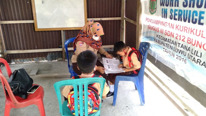 Miris, Sekolah Disegel, Siswa SDN 237 Bungadidi Belajar di Rumah Warga (Foto antvklik)