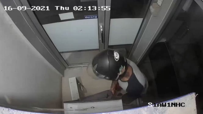 Aksinya Terekam CCTV, Pria Bertato Pembobol Mesin ATM Diciduk Polisi (Foto Tangkap Layar CCTV)