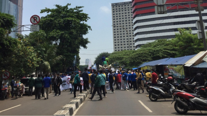 Tolak pemecatan 57 karyawan, mahasiswa unjuk rasa depan gedung KPK, Jakarta, Senin (27/9/2021). (ANTV/ Emzy Ardiwinata)