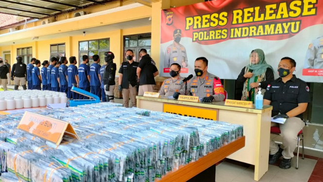 Polisi Ringkus 9 Tersangka dan Sita Ratusan Ribu Tablet Narkoba, Sabu dan Ganja (Foto antvklik-Opih)
