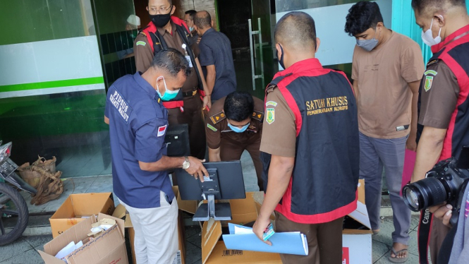 Usut Dugaan Korupsi, Kejati Maluku Utara Geledah Kantor Perusda Ternate (Foto antvklik-Hamzah)