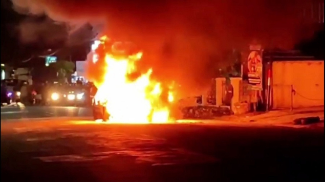 Sebuah Mobil Terbakar Hebat saat Tengah Melaju di Jalan Raya (Foto antvklik-Denden)