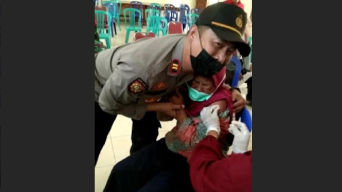 Heboh, Takut Jarum Suntik, Nenek-Nenek Lari saat Hendak Divaksin, Ini Dilakukan Kapolsek (Foto antvklik-Rohim)