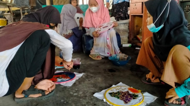 Peringati Hari Batik Nasional, Puluhan Anak-anak Dilatih Membatik (Foto antvklik-Rohim)