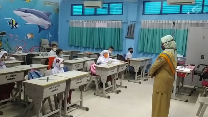 Pembelajaran Tatap Muka Terbatas di Depok, Jawa Barat. (ANTV/ Melly Kasna)