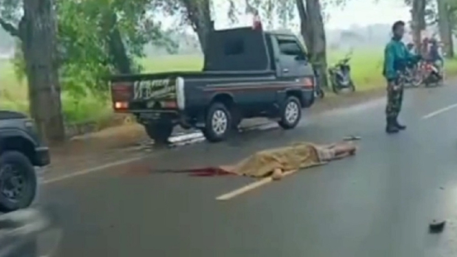 Mengenaskan, Seorang Kurir Ditemukan Tewas Berlumur darah di Tengah Jalan Raya (Foto antvklik-Dimas)