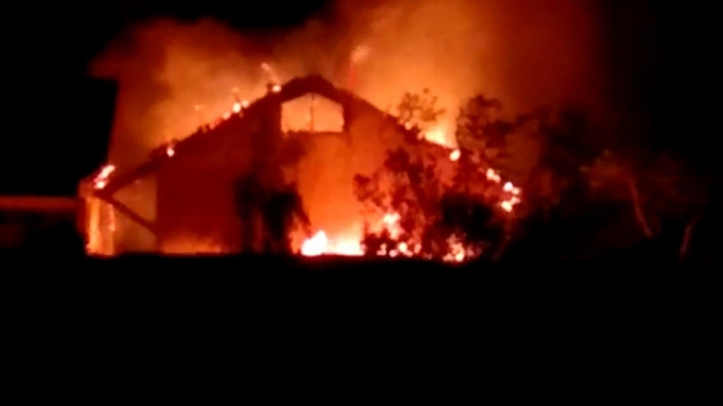 Kebakaran Hebat Meluluhlantakkan Bangunan Madrasah Aliyah Negeri Pasuruan (Foto antvklik-Yogie)