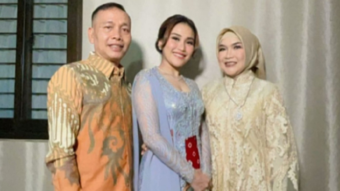 Abdul Rozak, Ayu Ting Ting dan Umi Kalsum. (Foto: Instagram @mom_ayting92_)