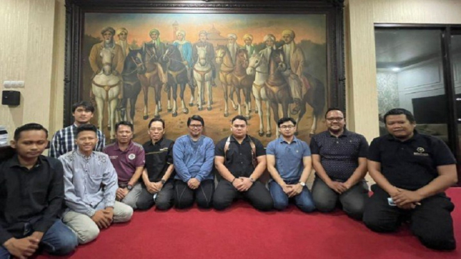Peluncuran Non Fungible Token (NFT) Lukisan Wali Songo Berkuda (Keterangan Foto Komunitas BENTARA (Begawan Network Nusantara) dengan latar belakang lukisan Wali