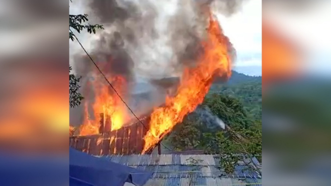 Kebakaran Hebat Menerjang Rumah saat Digelar Pesta Adat, Ratusan Warga Panik (Foto antvklik-Joni)