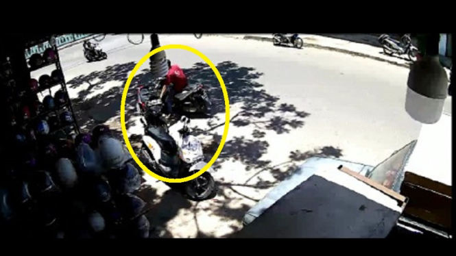 Aksinya Terekam CCTV, Pencuri Telepon Genggam Ini Ditangkap Polisi (Foto antvklik-Irwan)