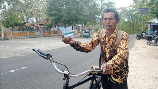Kakek 71 Tahun Rela Mengayuh Sepeda Butut Sejauh 24 Kilometer Demi Vaksin (Foto antvklik-Didit)