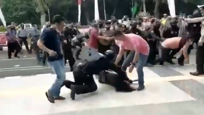 Viral Anggotanya Melakukan Tindakan Kekerasan Kepada Demonstran, Kapolresta Tangerang Minta Maaf (Foto Tangkap Layar Video Instagram)
