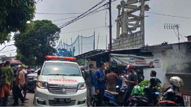 Alat berat timpa rumah warga. di Depok, Jawa Barat. (ANTV/ Abdul Hadi)