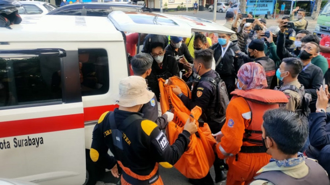 Terseret Arus Deras, Bocah 8 Tahun Tewas Tenggelam di Sungai Kalimas Surabaya (Foto antvklik-Zainal)